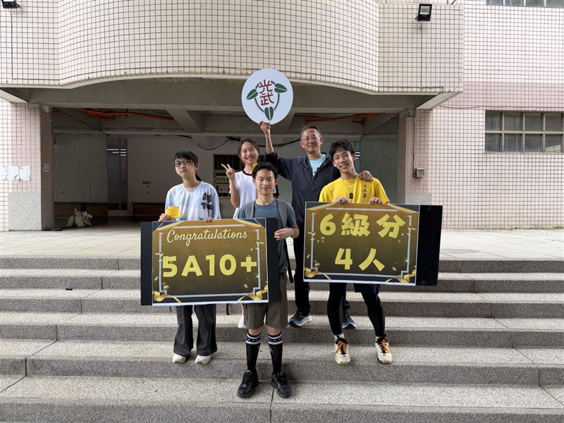 光武國中柯正禹（右1）在會考拿下5A10+且作文滿級分，成為全國榜首。（圖／新竹市政府提供）