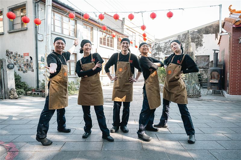 陳隨意（左起）、隋棠、藍正龍、浩子跟千千大合照。(圖／三立提供）