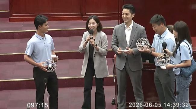 蔣萬安在台北市議會挑戰無人機足球（圖／翻攝畫面）