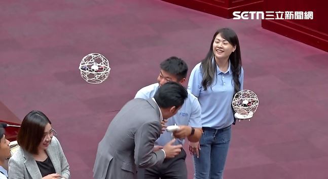 蔣萬安在台北市議會挑戰無人機足球，還半蹲、彎腰躲球（圖／翻攝畫面）