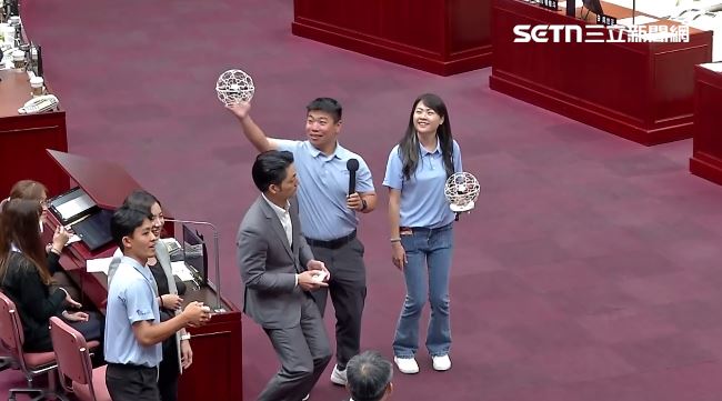 蔣萬安在台北市議會挑戰無人機足球，還半蹲、彎腰躲球（圖／翻攝畫面）