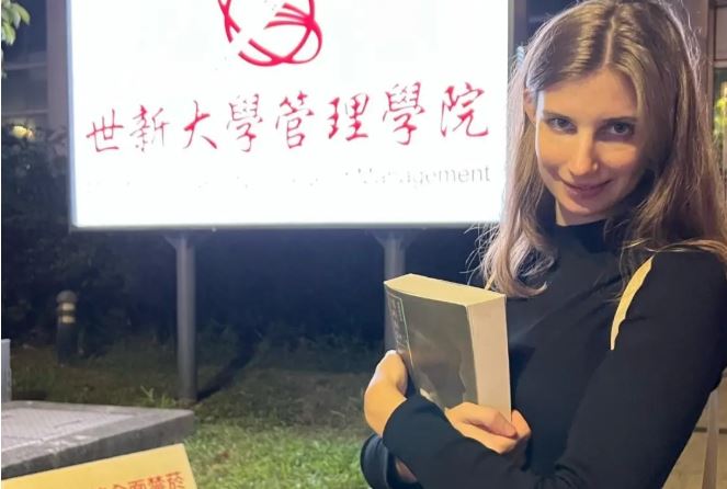 烏克蘭籍藝人佳娜是世新大學碩士班學生。(圖／翻攝自臉書）