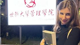烏克蘭籍藝人佳娜是世新大學碩士班學生。(圖／翻攝自臉書）