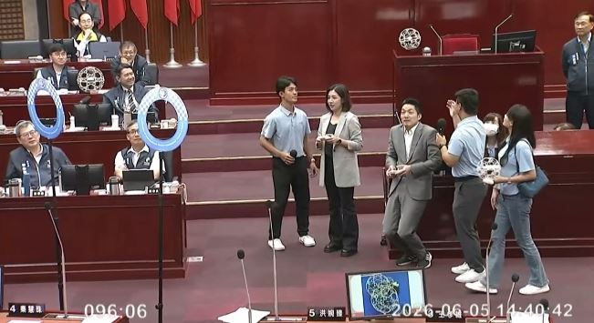 蔣萬安在台北市議會挑戰無人機足球，還半蹲躲球（圖／翻攝畫面）