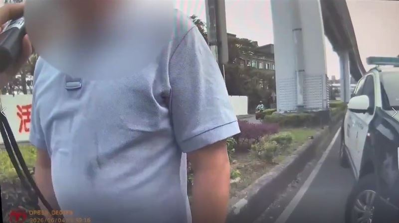 新店分局昨日規劃執行取締酒駕勤務，短短10分鐘內連續查獲2件酒後駕車。（圖／新店分局提供）
