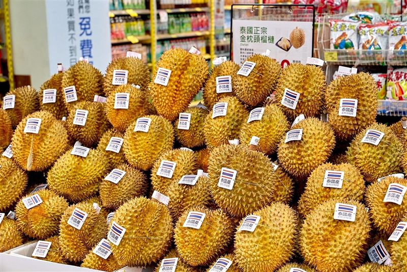 家樂福限時販售新鮮直送金枕頭榴槤。(圖／家樂福提供）