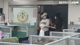 劉喬安就醫結束後，隨即被送往新北地檢署複訊。（圖／翻攝畫面）