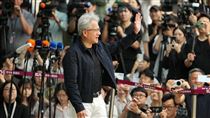 黃仁勳才抵韓國就「下跪」　竟全因為他