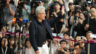 黃仁勳才抵韓國就「下跪」　竟全因為他