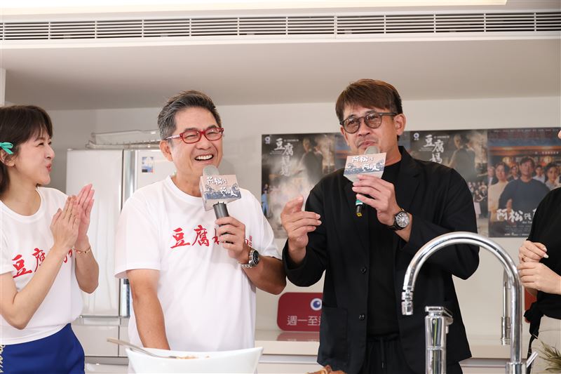 洪都拉斯（左）證實酬勞減少，不忘狠虧柯叔元（右）。（圖／記者鄭孟晃攝影）