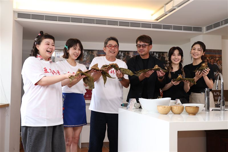 （左起）宮美樂、蘇晏霈、洪都拉斯合體柯叔元、韓瑜、白家綺提前慶端午。（圖／記者鄭孟晃攝影）