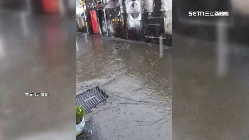 整條小巷都是汙水