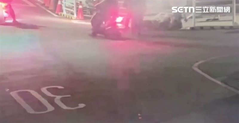 北市楊翁躲稽查員撞護欄摔傷，他惱羞成怒架拐子及罵髒話。（圖／翻攝畫面）