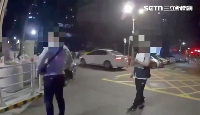 北市楊翁躲稽查撞護欄摔傷，2名稽查員等待警方到場處理。（圖／翻攝畫面）