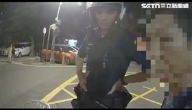北市楊翁躲稽查員撞護欄摔傷，他惱羞成怒架拐子及罵髒話。（圖／翻攝畫面）