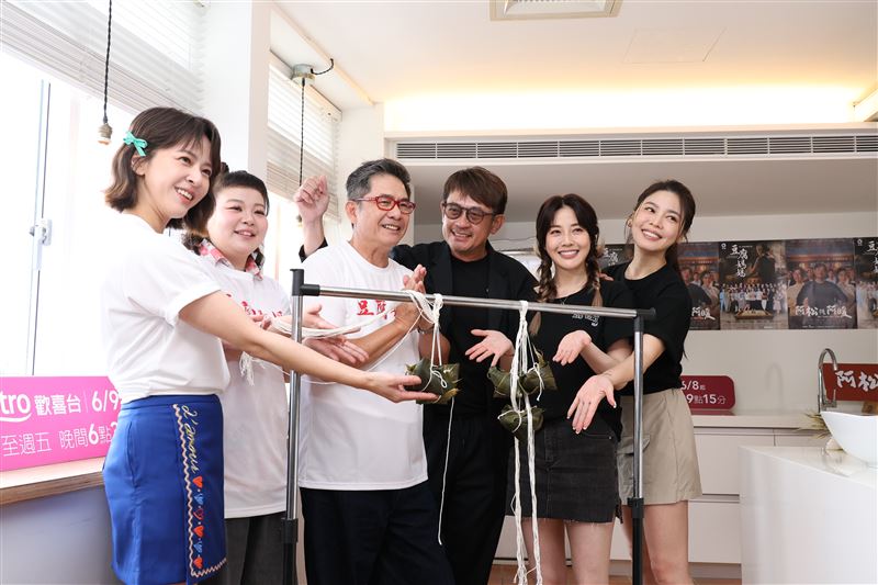 （左起）蘇晏霈、宮美樂、洪都拉斯、柯叔元、韓瑜、白家綺展開趣味包粽PK，現場笑聲不斷。（圖／記者鄭孟晃攝影）