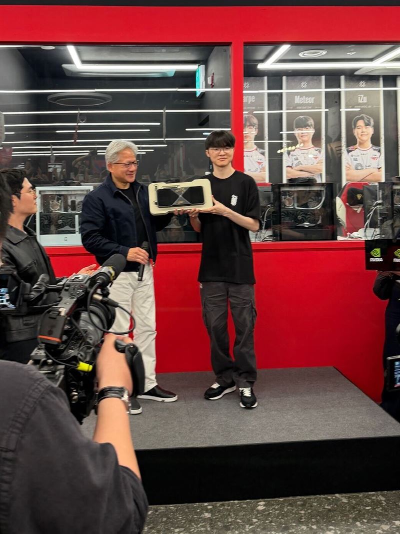 黃仁勳送上最新未上市的旗艦顯示卡 GeForce RTX 5090 給 Faker。（圖／翻攝自X平台@NVIDIAGeForce帳號）