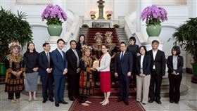 副總統接見紐西蘭國會議員　盼更多文化交流合作副總統蕭美琴（前右5）7日與紐西蘭跨黨派國會議員訪問團，及NSO國家交響樂團（台灣愛樂）見面。她誠摯歡迎紐西蘭國會議員訪問台灣，盼兩國在文化交流上有更多的合作互動。（總統府提供）中央社記者溫貴香傳真　114年5月7日