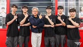 黃仁勳造訪韓國傳奇電競戰隊T1，與選手們合影。（圖／翻攝自X）