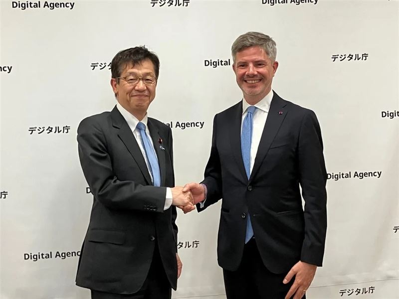 日本政府決定向外國政府推廣其自主研發的用於行政機構安全使用人工智慧（AI）的系統。左為日本數位大臣松本茂。(圖／翻攝自日本政府數位廳官網)