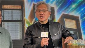 AI引領產業革命，主動統一全球創新(00988A)憑藉精準佈局Marvell等AI核心股，前五個月漲幅達119.35%，勇奪原型股票ETF績效冠軍。儘管面臨美國選舉與供應鏈出貨等不確定性，但強勁的基本面仍提供支撐。專家建議將市場回檔視為長線佈局良機，透過專業選股標的，掌握AI與半導體轉型紅利。（圖／記者師瑞德攝影）