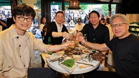 黃仁勳「韓版兆元宴」選在烤肉店，左起是Naver董事長李海鎮（左起）、LG集團董事長具光模、SK集團董事長崔泰元。（圖／美聯社／達志影像）