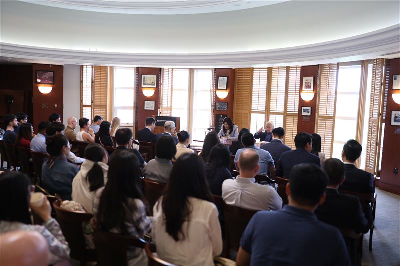 鄭麗文主席應甘迺迪政府學院創院院長艾利森邀請赴哈佛演講。（圖／國民黨提供）