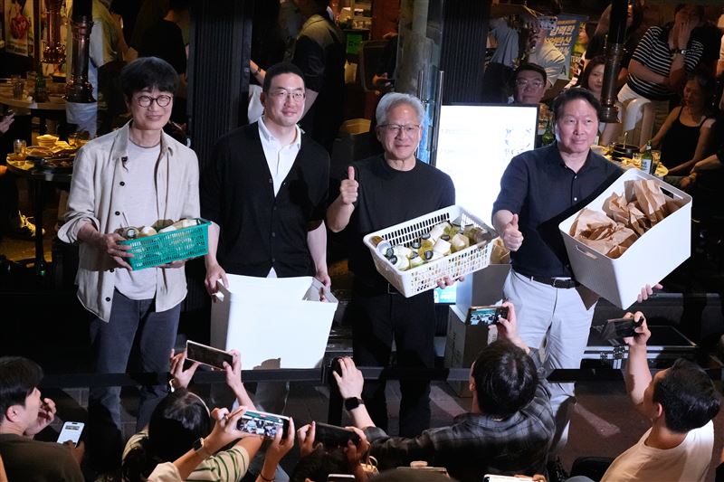 Naver董事長李海鎮、LG集團董事長具光模、黃仁勳、SK集團董事長崔泰元出來發飲料。（圖／美聯社／達志影像）