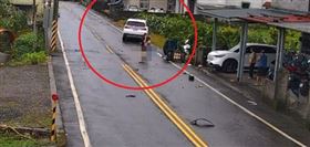 宜蘭離譜車禍！25歲三寶媽撞死82歲嬤，車上3幼童沒安全座椅，肇事後手抱孩子下車查看，又忘記拉手煞車。（圖／翻攝畫面）