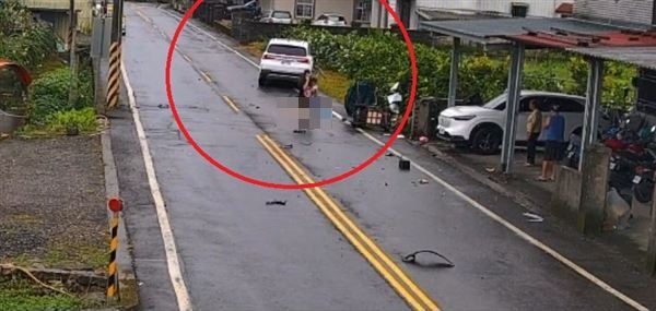 宜蘭四寶媽撞死82歲嬤！她抱娃下車畫面曝