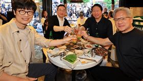 黃仁勳「韓版兆元宴」選在烤肉店，左起是Naver董事長李海鎮（左起）、LG集團董事長具光模、SK集團董事長崔泰元。（圖／美聯社／達志影像）