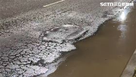 高雄連日大雨過後，左營區路面淹水。（圖／三立新聞台）