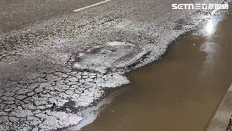 連日大雨左營路面現大坑　多輛車慘遇胎損
