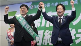 林國漳將代表民進黨參選宜蘭縣長身兼民進黨主席的總統賴清德（右）22日在民進黨中央黨部出席民進黨縣市長提名記者會，宜蘭信賴之友會理事長、律師林國漳（左）將參選宜蘭縣長，兩人牽手高喊「凍蒜」口號。中央社記者徐肇昌攝 114年10月22日