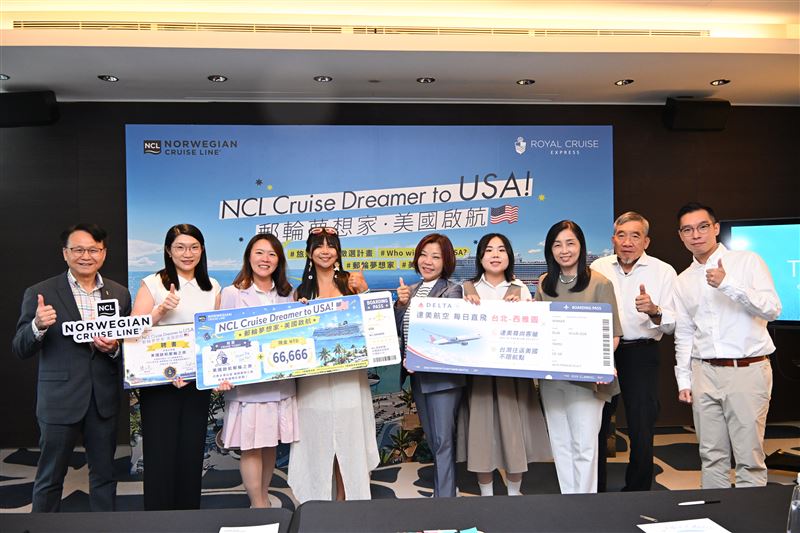 評審與參賽者大合照。（圖／中僑旅行社提供）
