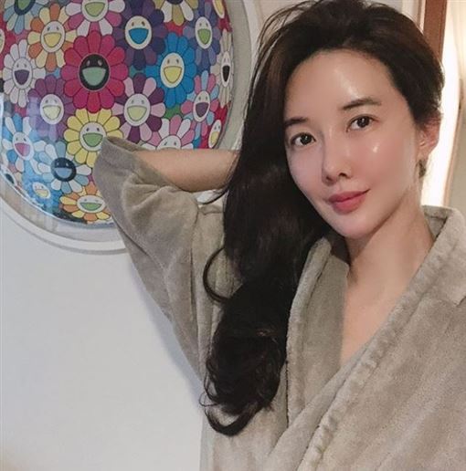 張美仁愛透露，過去5年擔任美甲師，從工作中重新找回興趣與成就感，也因此決定再次挑戰新的方向。（圖／翻攝自IG）