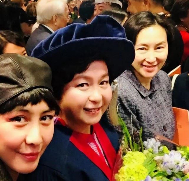 何超蕸（中）生前作風低調，長年投入家族企業與公益事業，一生未婚未育，鮮少出現在鎂光燈前。（圖／翻攝自網路）