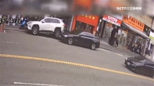 獨／名車失控撞路邊車　駕駛毒駕疑想肇逃