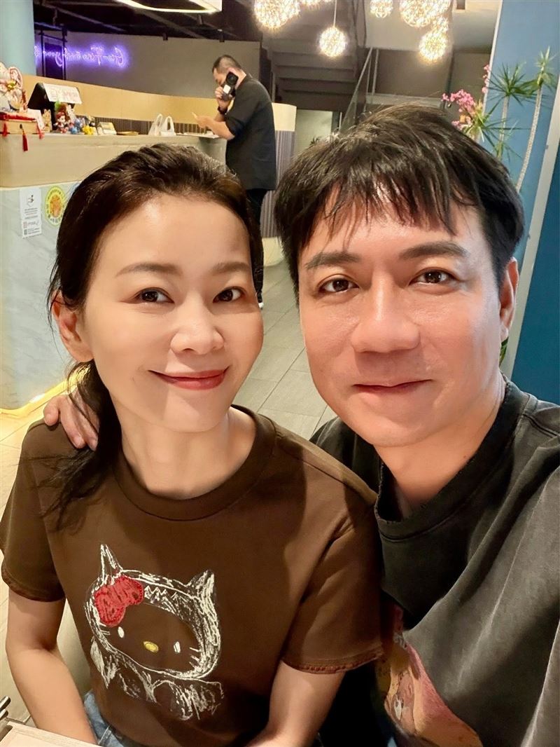 陳隨意陪老婆做健檢。(圖／翻攝自臉書）