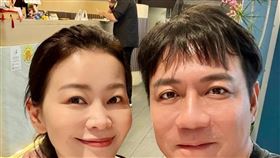陳隨意陪老婆做健檢。(圖／翻攝自臉書）