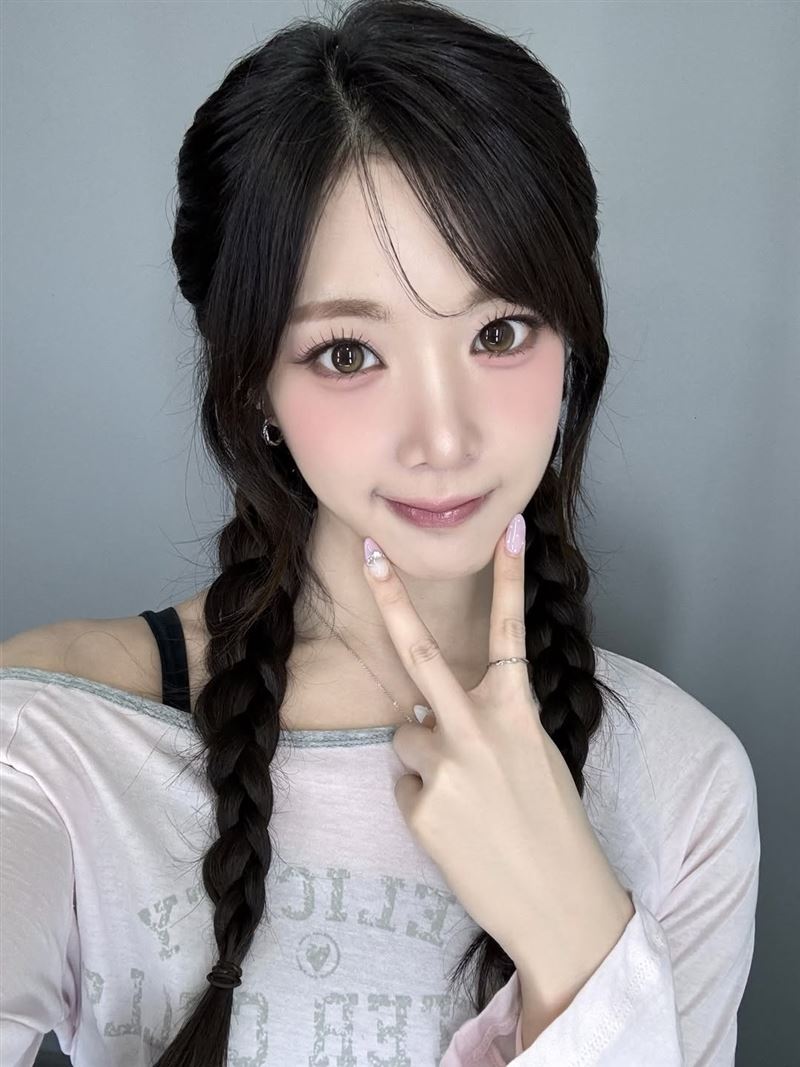 南韓女團tripleS近期回歸活動正如火如荼進行中，不過台灣成員許念慈（Nien）卻在錄影現場突發狀況，引爆粉絲怒火。（圖／翻攝自IG @triplescosmos）