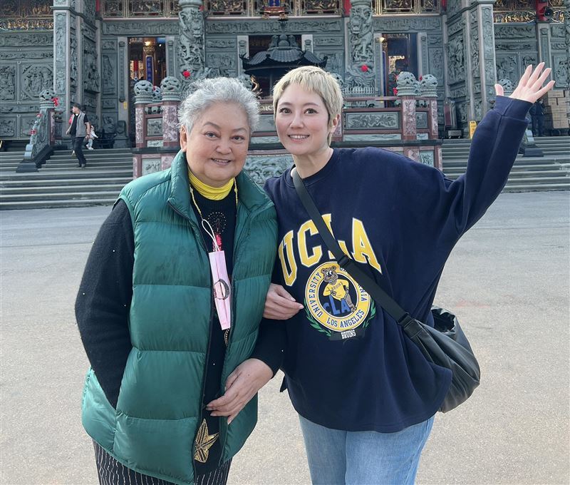 劉曉憶（右）現在生活重心除了拍戲，就是照顧陪伴媽媽孔蘭薰。（圖／翻攝自劉曉憶臉書）