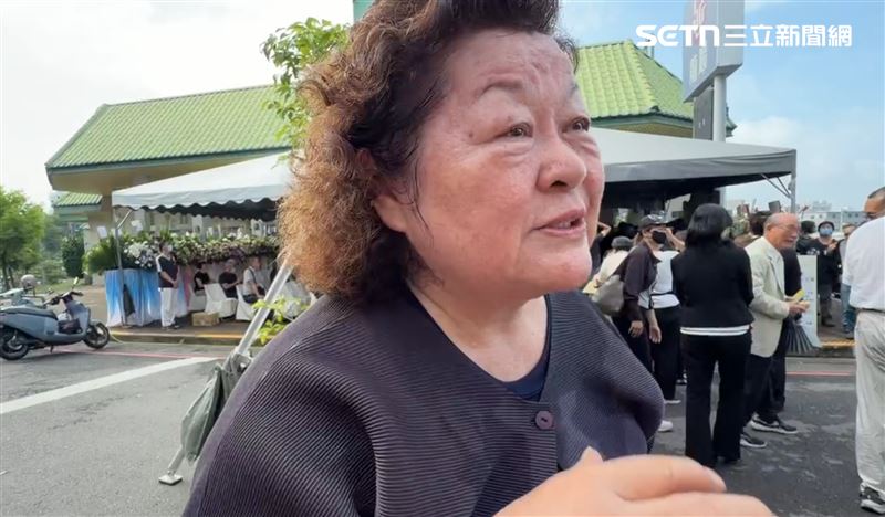 教師職業工會顧問許惠珠潸然淚下，替嚴老師的死打抱不平。（圖／記者簡榮良攝影）