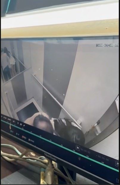 北市社區大樓阿北撿屍醉妹，爆發拉扯稱「擔心安危」遭提告，電梯監視器拍下畫面。（圖／當事人提供）