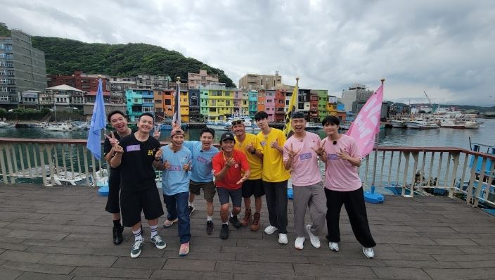 《綜藝玩很大》左起無尊、小鐘、逸翔、Eason、吳宗憲、KID、馮晨軒、八弟、Nelson。（圖／綜藝玩很大提供）