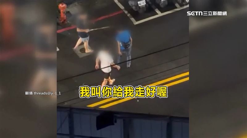 好友酒局後爆口角，黑衣男子甚至揮棍棒，朝藍衣男子揮擊。（圖／翻攝自Threads @ji_1_1）