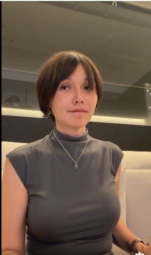 被網友封為「反指標女神」的巴逆逆開直播談論市場走勢。（圖／翻攝自臉書）