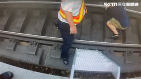 高雄分局,台鐵,高雄,旅客,身體,軌道,落軌,車站,高雄火車站。（圖／翻攝畫面）