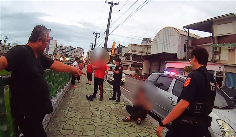 花蓮吉安鄉王姓男子，吸毒後精神恍惚，不滿被「看了一眼」，竟抓狂持美工刀攻擊騎士，訊後被依法送辦。（圖／翻攝畫面）