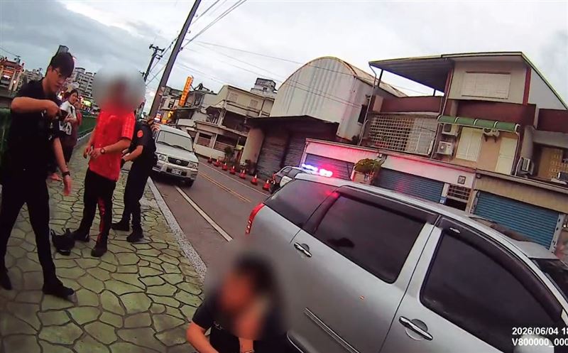 花蓮吉安鄉王姓男子，吸毒後精神恍惚，不滿被「看了一眼」，竟抓狂持美工刀攻擊騎士，訊後被依法送辦。（圖／翻攝畫面）